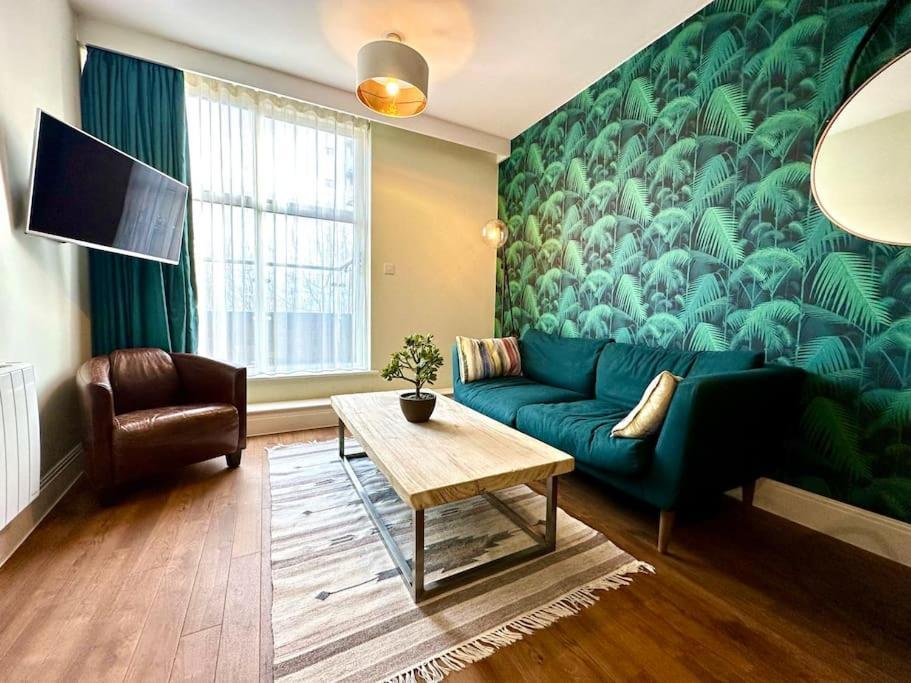 Amazing Modern - Free Secure Parking! - 1 Minute Walk To Quay - Great Location - Free Parking - Fast Wifi - Smart Tv - Newly Decorated - Sleeps Up To 2! Close To & Bournemouth & Sandbanks Poole